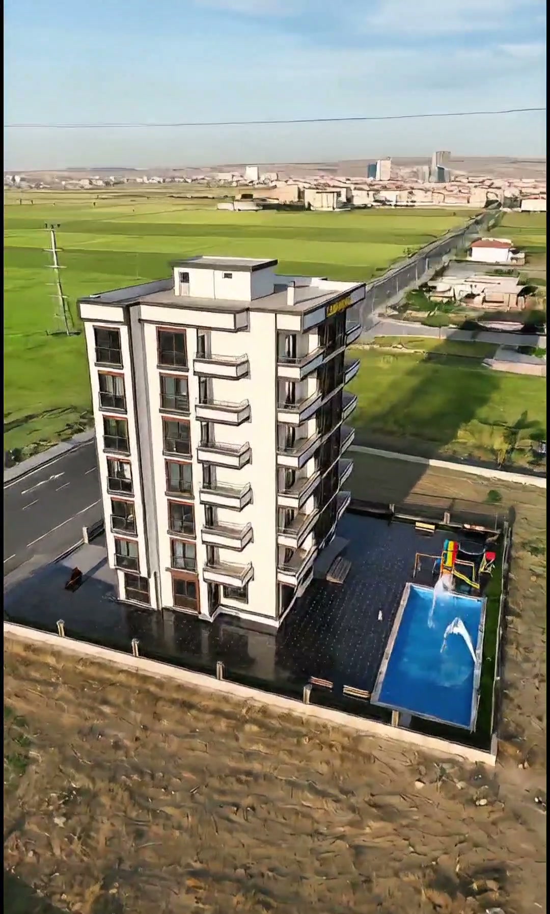 Karataş — bina yan açı, drone